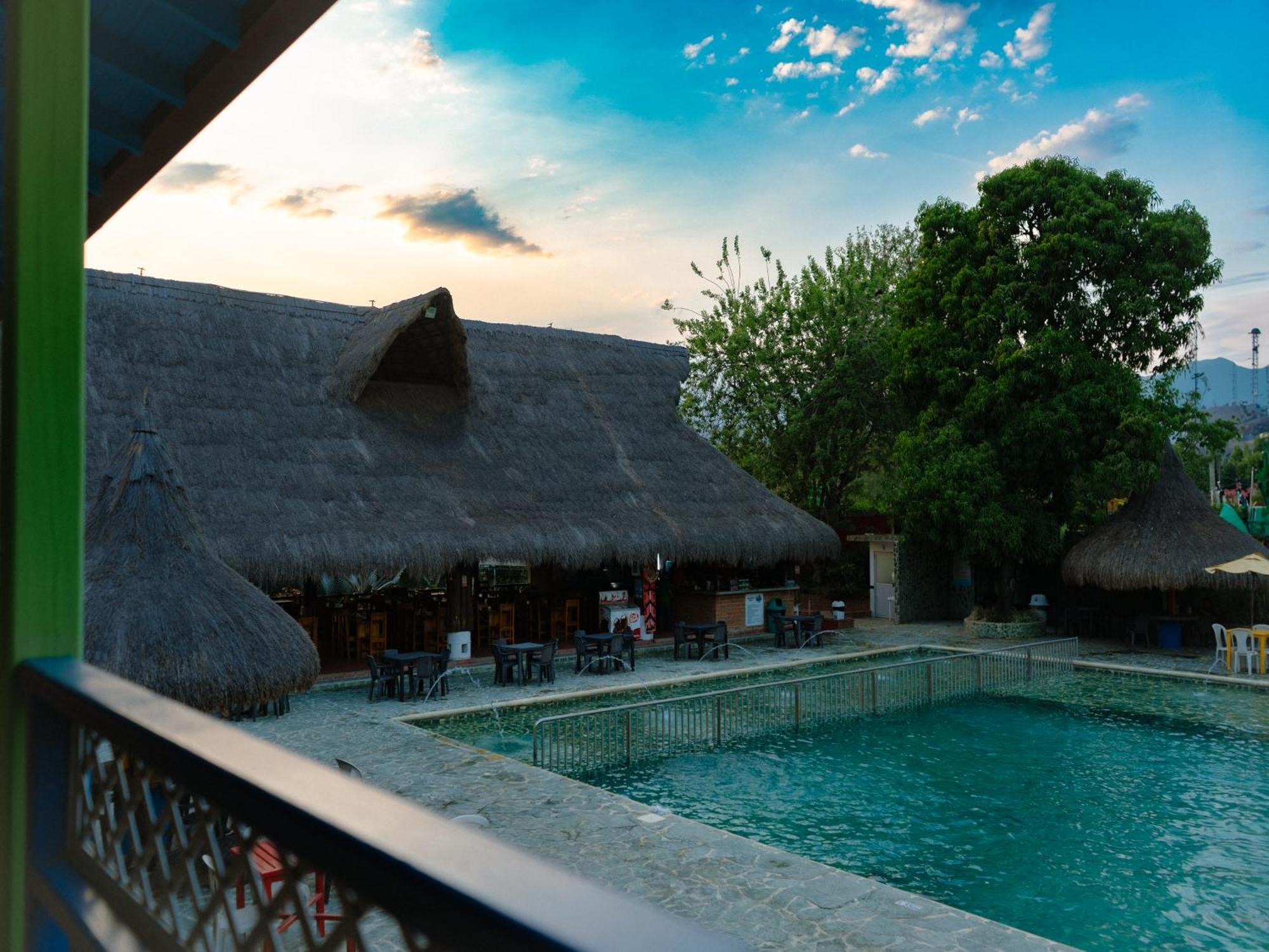 Hotel Acuarela Del Rio サンタ・フェ・デ・アンティオキア エクステリア 写真