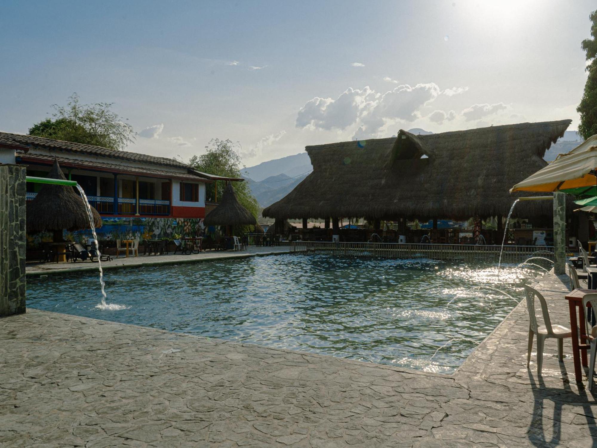 Hotel Acuarela Del Rio サンタ・フェ・デ・アンティオキア エクステリア 写真