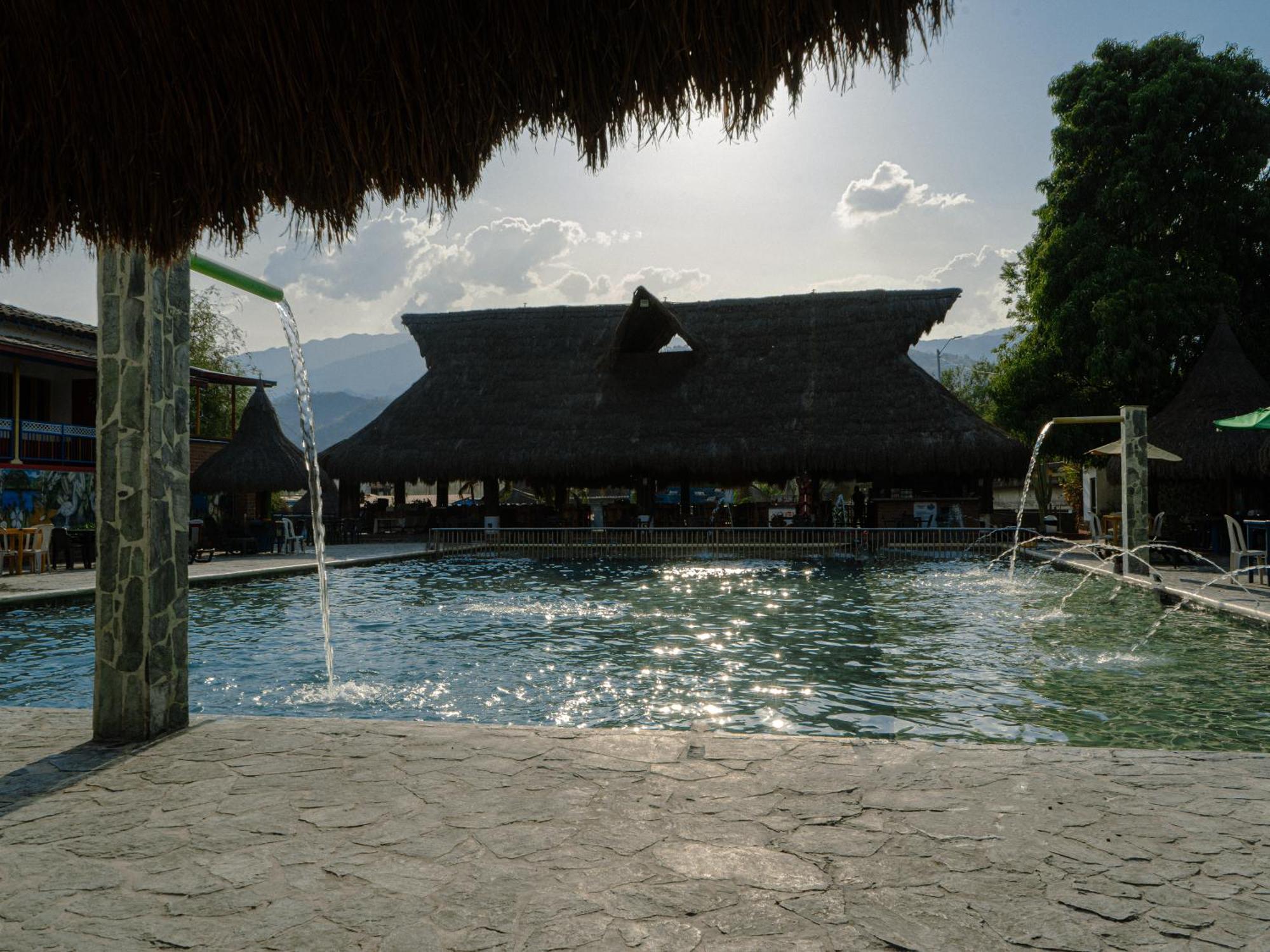 Hotel Acuarela Del Rio サンタ・フェ・デ・アンティオキア エクステリア 写真